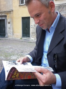 Nella foto: Davide Milani sfoglia il libro “C’era un ragazzo che come me”, di Sandra Berriolo