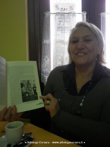 Nella foto: Rosy Guarnieri mostra la pagina dove racconta la sua infanzia nel libro "Mangiavamo pane e olio" di Sandra Berriolo