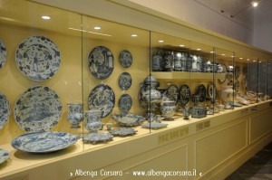 Savona Pinacoteca civica vetrina ceramiche