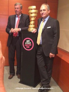 Burlando e il direttore della Gazzetta dello Sport Andrea Monti con il trofeo Senza Fine del Giro d'Italia Milano 29luglio2014
