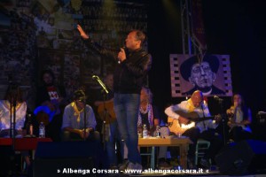 Mario Mesiano sul palco del Teatro Ambra di Albenga