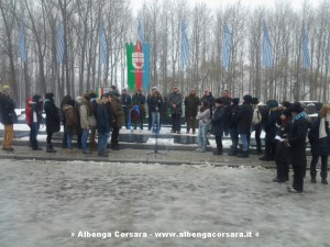 la delegazione ligure davanti al monumento alle vittime della Shoah 11-2-2015