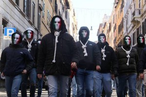 Momenti di tensione a Roma davanti una delle sedi della Ue tra esponenti di Casapound, che appoggiano il movimento dei Forconi, e le forze dell'ordine, Roma, 14 dicembre 2013. ANSA/WEB SITO CASAPOUND +++NO SALES EDITORIAL USE ONLY+++