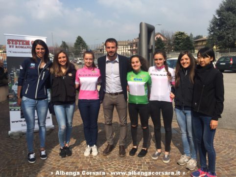 Paolo ROSSI CON LE ATLETE E LE MAGLIE DEL GIRO
