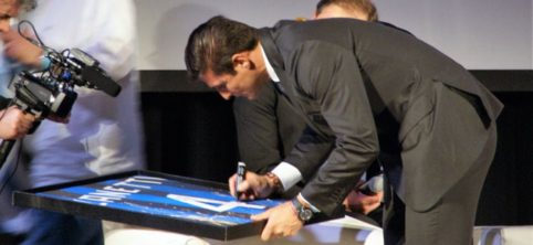 Zanetti autografa il quadro
