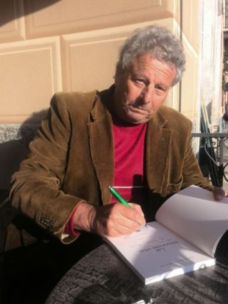 maurizio-pupi-bracali-firma-la-copia-di-un-suo-libro