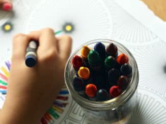 bambino disegna e colora