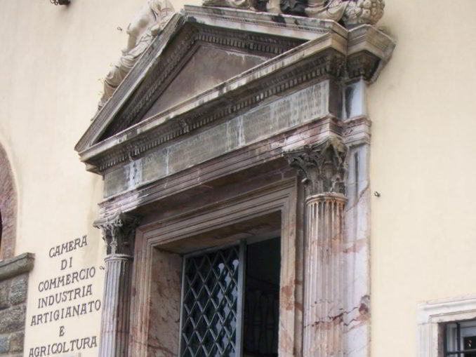 Palazzo Lamba Doria, entrata della Camera di commercio a Savona