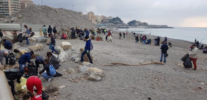 01 Volontari pulizia spiaggia Genova