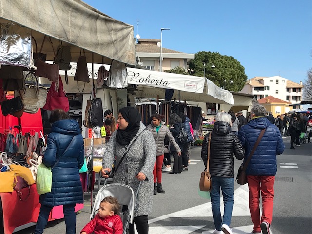 11 Mercato settimanale lungocenta di Albenga