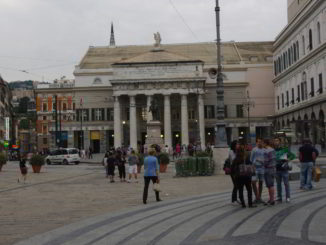 Genova piazzaDe Ferrari e Teatro Carlo Felice