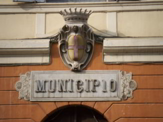 Stemma del municipio all'entrata del Palazzo comunale di Albenga