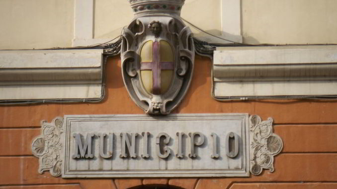 Stemma del municipio all'entrata del Palazzo comunale di Albenga