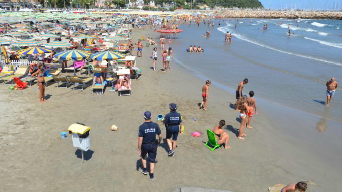 La Polizia locale in pattuglia sulla spiaggia di Andora