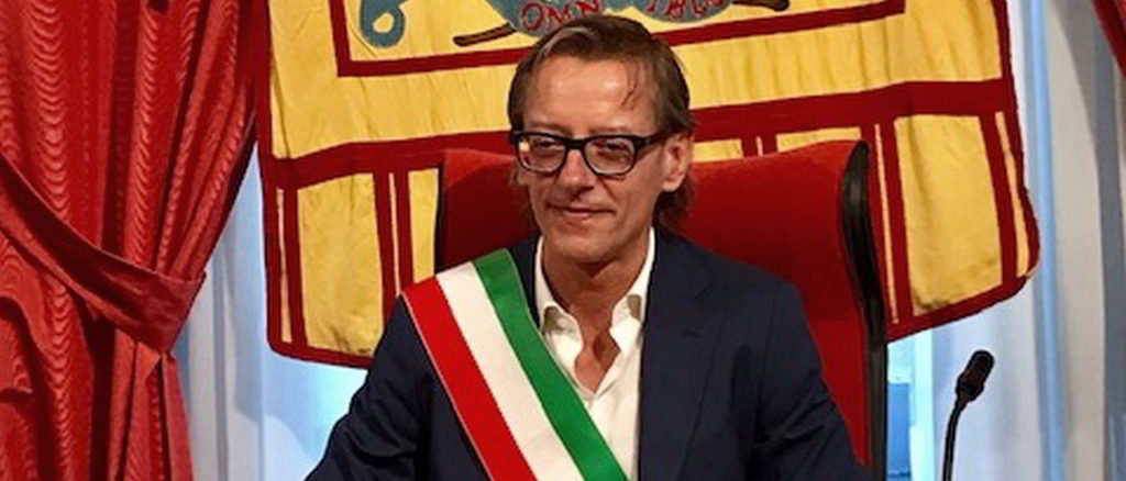 Il sindaco di Albenga Riccado Tomatis con la fascia tricolore