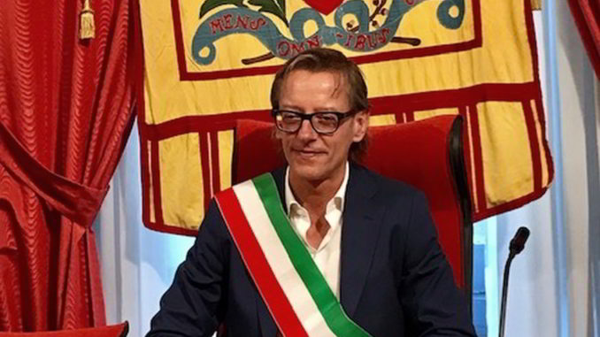 Il sindaco di Albenga Riccado Tomatis con la fascia tricolore