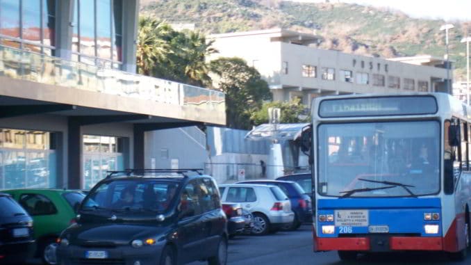 Un bus Tpl passa alla stazione di Savona