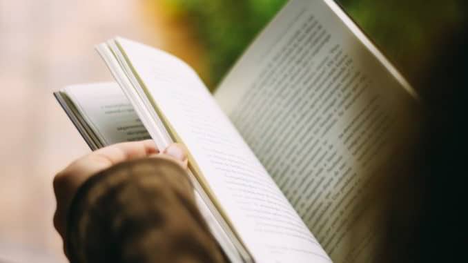 Sfogliando un libro