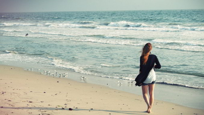 Mare, una giovane donna sulla spiaggia