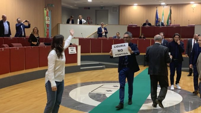 Protesta durante il Consiglio Regione Liguria