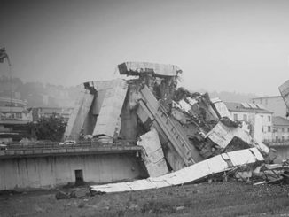 Il crollo di ponte Morandi in una foto scattata il 14 agosto 2018 a Genova