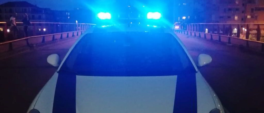 Auto della Polizia locale di Albenga durante un controllo notturno