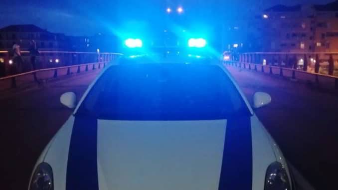 Auto della Polizia locale di Albenga durante un controllo notturno