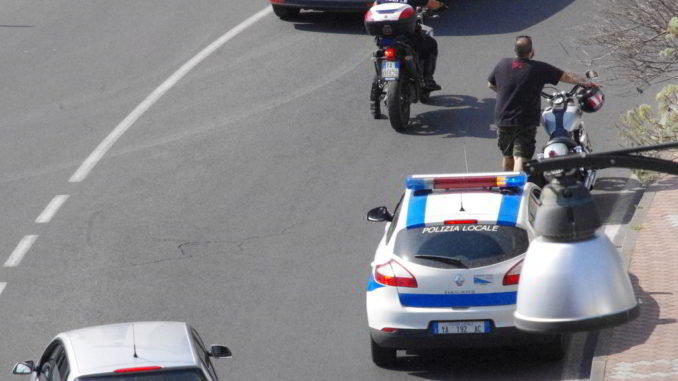 Polizia locale di Albenga in via Piave