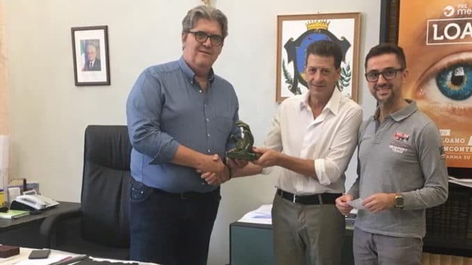 Lo scultore Donato Donno consegna scultura al sindaco di Loano