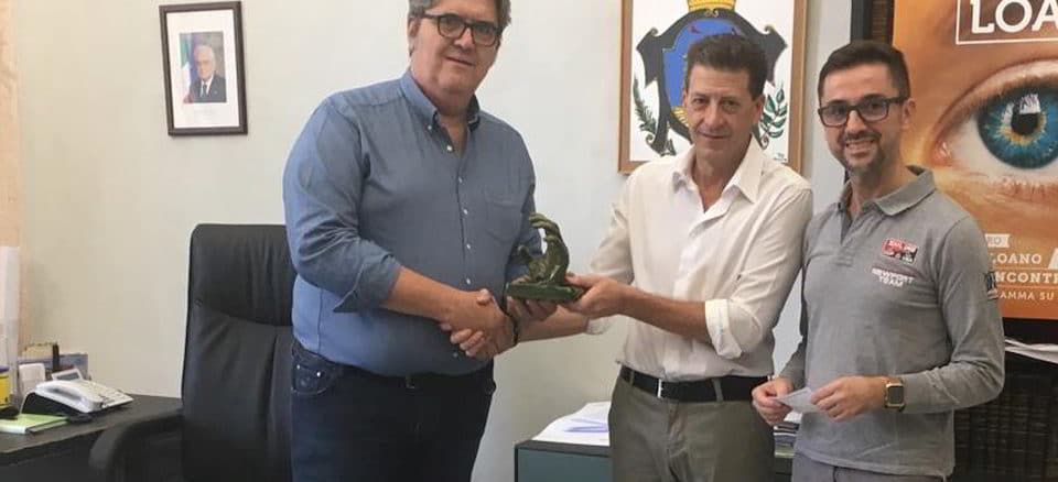 Lo scultore Donato Donno consegna scultura al sindaco di Loano