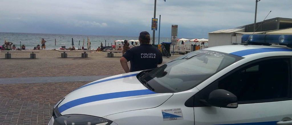 La Polizia locale controlla le spiagge di Ceriale