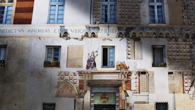 La facciata del Palazzo delle udienze a Finale Ligure Finalborgo