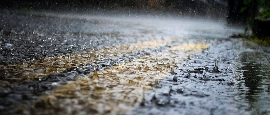pioggia su asfalto