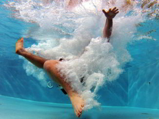 Nuotatore in piscina