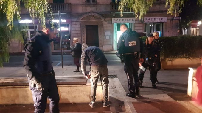 Polizia locale di Albenga in azione in Piazza del Popolo