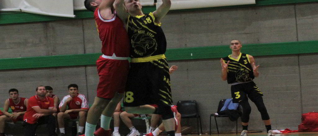 Nella foto: Cacace (Basket Loano) in difesa
