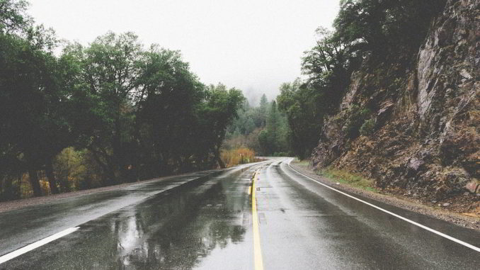 Strada bagnata per pioggia