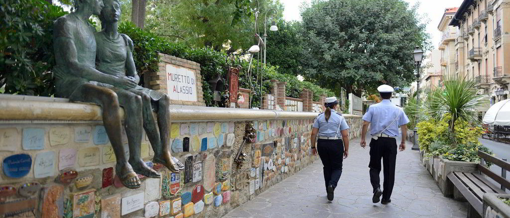 Polizia Locale di Alassio in servizio lungo il celebre Muretto