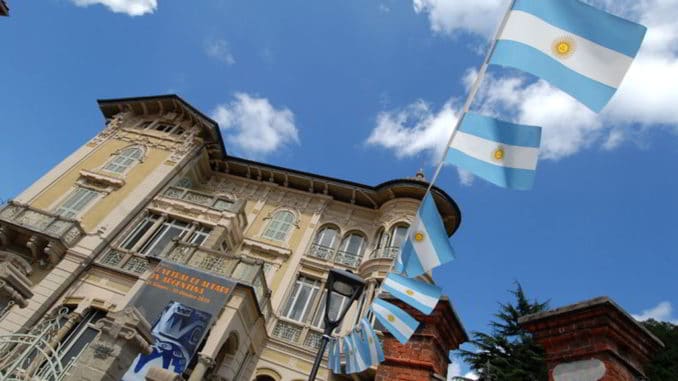 Villa Rosa ad Altare con bandiere Argentina