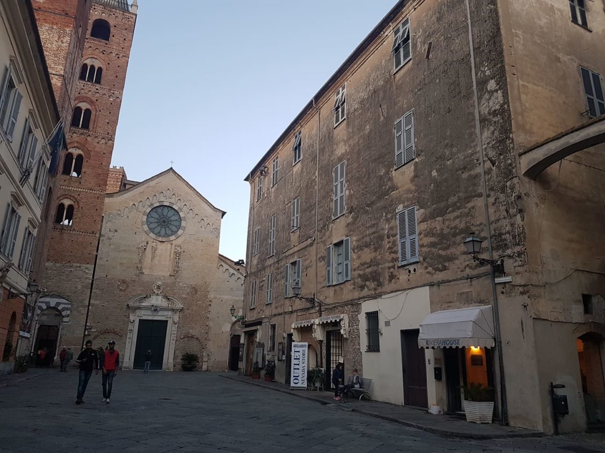 La facciata del condominio San Michele oggi ad Albenga
