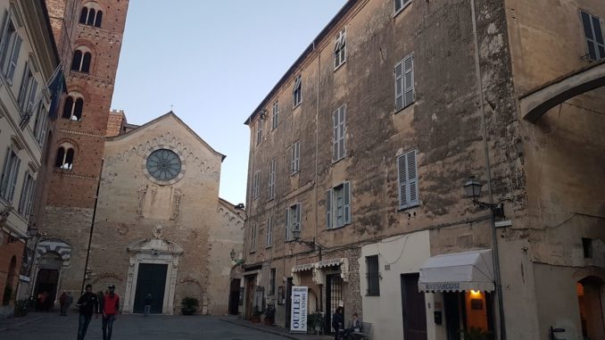 La facciata del condominio San Michele oggi ad Albenga
