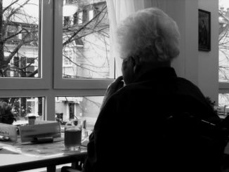 anziana alla finestra
