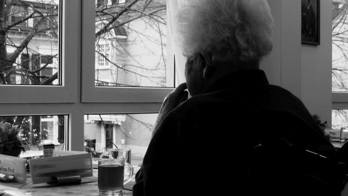 anziana alla finestra