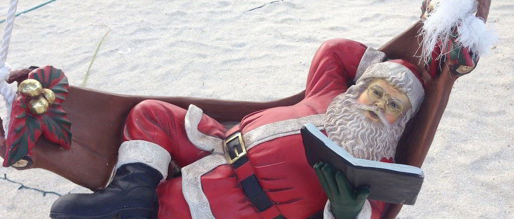 Babbo Natale in spiaggia su una amaca