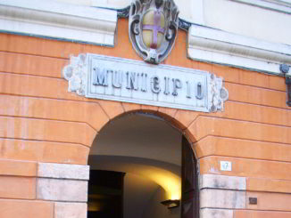 Entrata e Stemma del Municipio di Albenga