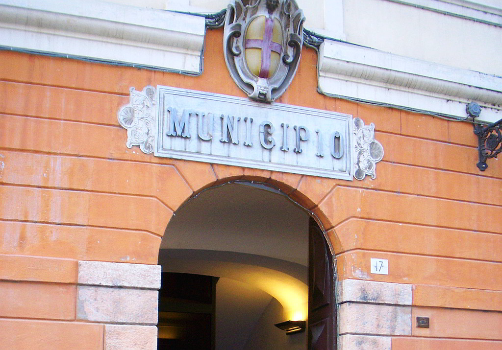 Entrata e Stemma del Municipio di Albenga