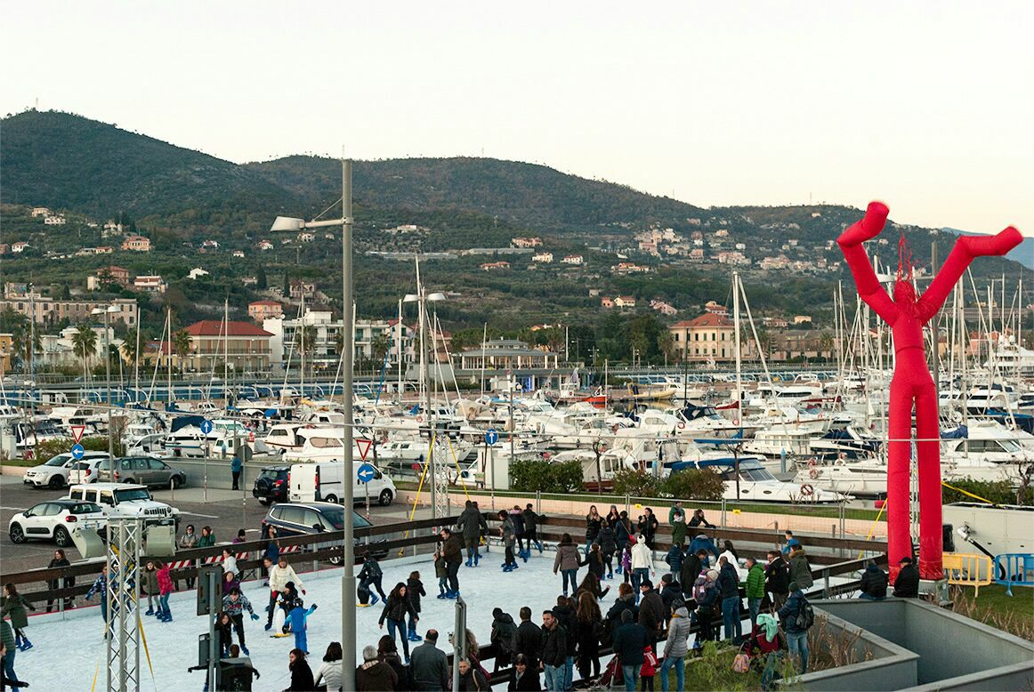 Pista di pattinaggio su ghiaccio a Marina di Loano
