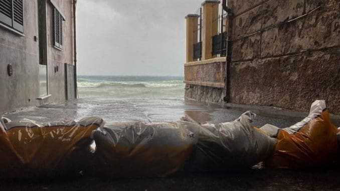 Sacchi e mare ad Alassio - ph Monica Cecchin