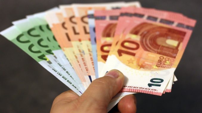 banconote euro alla mano