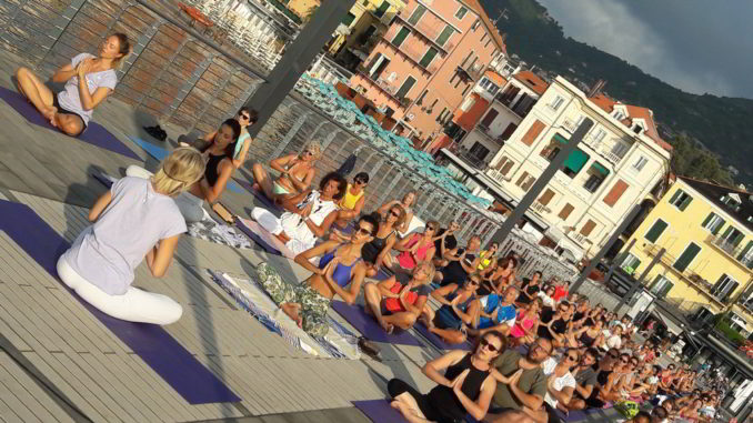 yoga sul pontile Bestoso ad Alassio